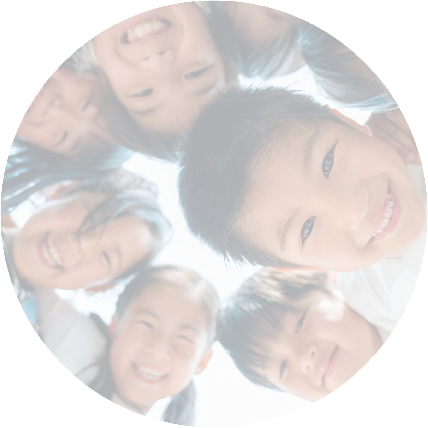 覗きこんでいる写真