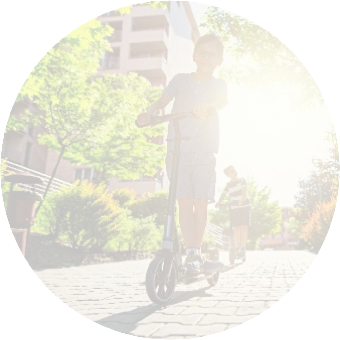 キックボードに乗っている写真