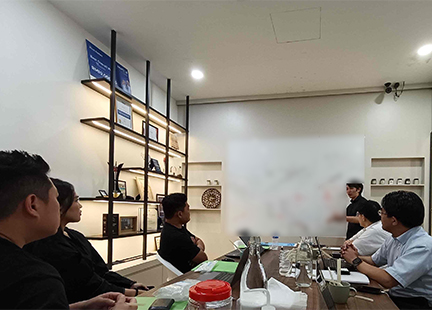 現地スタートアップとの商品開発議論の様子